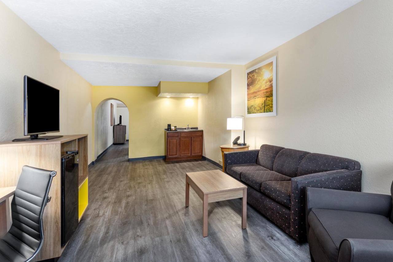 Days Inn & Suites By Wyndham Clovis Buitenkant foto